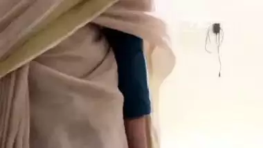 Young desi nude girl strips down her saree on camera